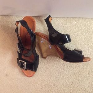 Latitude Femme black patent sandals